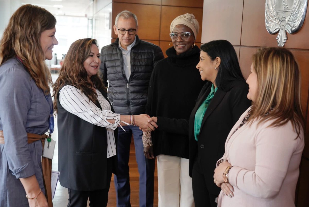 CanalTelecaribe's tweet photo. Nuestra gerente @Mabelmoscote1, estuvo presente en la reunión de todos los canales regionales con la ministra @SandramUrrutia, en compañía del viceministro @SergioValdesB para socializar temas que potencien la industria audiovisual, conectividad y calidad de la TV pública.🇨🇴👏🏻 https://t.co/bXEMQCwCzP