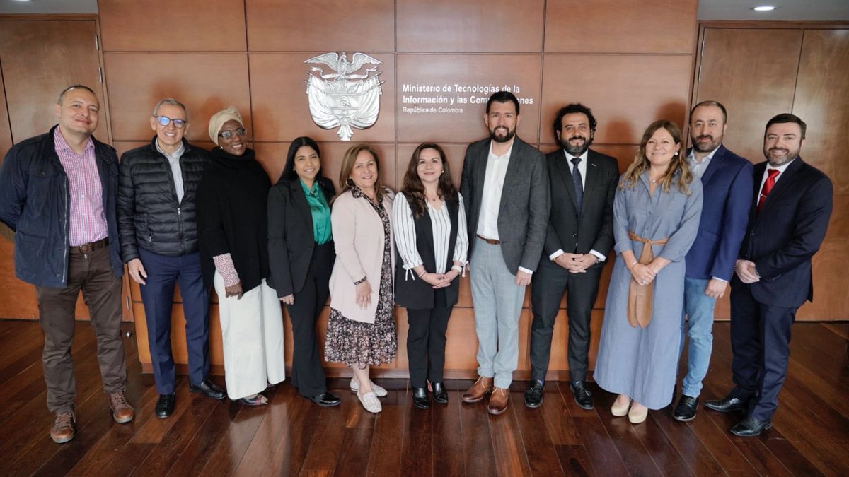CanalTelecaribe's tweet photo. Nuestra gerente @Mabelmoscote1, estuvo presente en la reunión de todos los canales regionales con la ministra @SandramUrrutia, en compañía del viceministro @SergioValdesB para socializar temas que potencien la industria audiovisual, conectividad y calidad de la TV pública.🇨🇴👏🏻 https://t.co/bXEMQCwCzP
