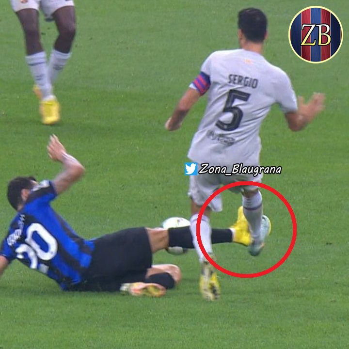 DhAlRakkad's tweet photo. طرد صحيح لـ هاكان ؟ لايتدخل الـVAR ..
بلنتي صحيح 100٪ للبارسا ؟ لايتدخل الـVAR ..
بلنتي صحيح ضد بايرن ميونيخ ؟ لايتدخل الـVAR ..
هدف للبارسا ؟ نعم يتدخل الـVAR .. 

في دوري ابطال اوروبا هذا الموسم ، الـVAR هو أداة لإيقاف برشلونة ، ليس اداة لمساعدة الحكم ولإعطاء الفرق حقهم. https://t.co/smDIKWugto
