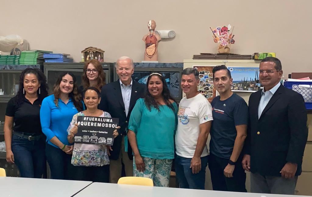 ldejesusreyes's tweet photo. La abogada comunitaria y líder ambiental puertorriqueña, Ruth Santiago Quiñones, sacó ayer una pancarta que decía #FueraLuma durante un encuentro con el presidente Joe Biden en Ponce, en el Sur de Puerto Rico. https://t.co/ySVUx8Xs6G