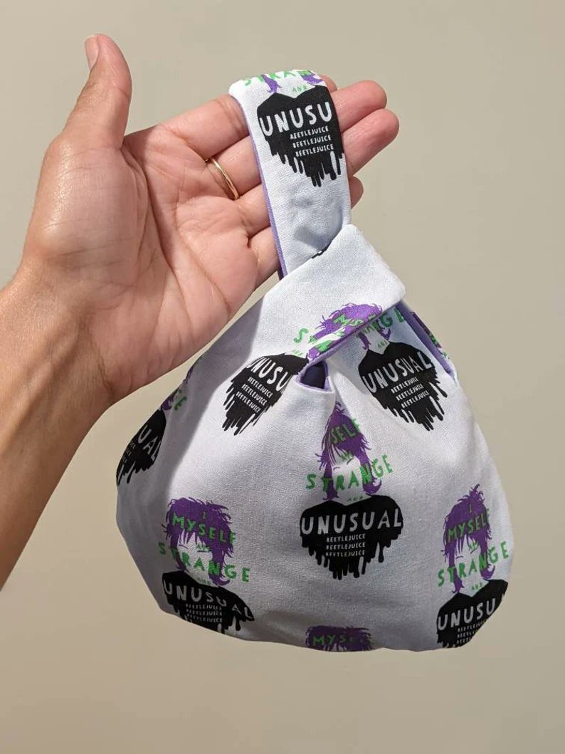 "I myself am strange and unusual"~
Shop RedKimonoKraftz for more Halloween-themed knot bags
etsy.com/listing/131266…