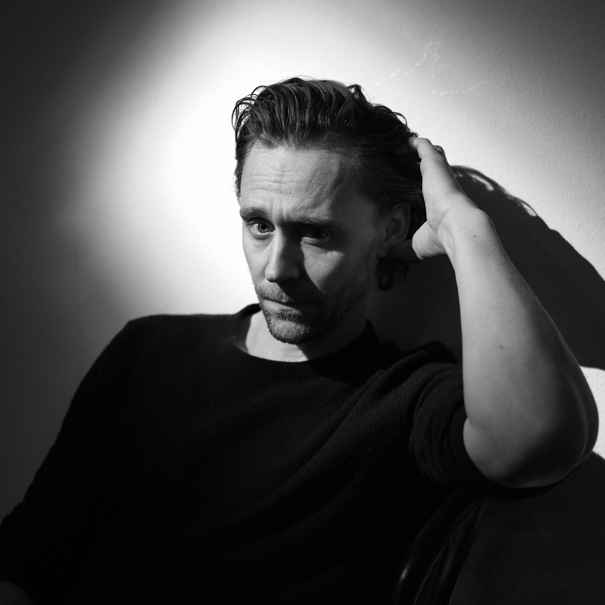 Pls, look at me that way, Tom Hiddleston 😳