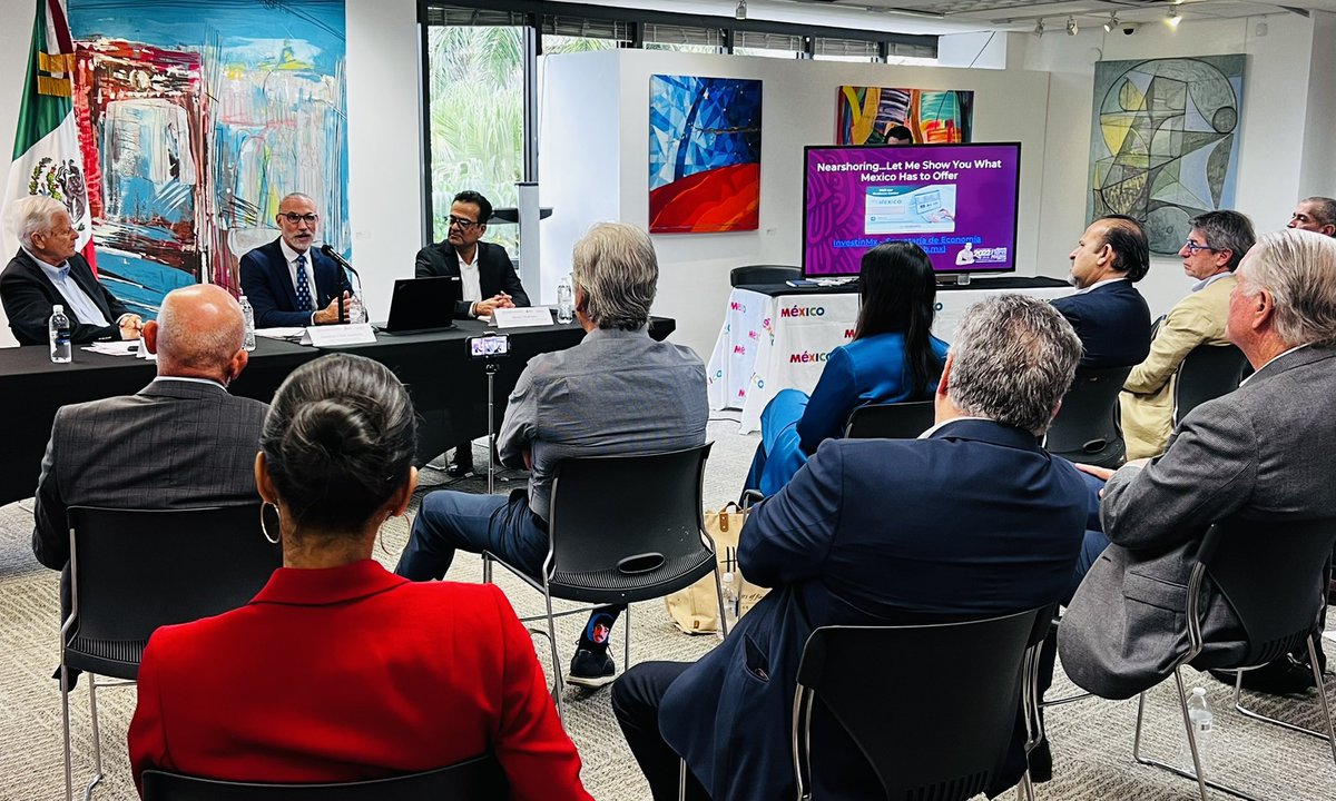 ConsulMexMia's tweet photo. Reunidos con profesionistas y empresarios de “International Executives Resource Group” #IERG, hoy @JchaitA @ConsulMexMia presentamos  las ventajas competitivas que ofrece #México🇲🇽 como destino de #inversión y resiliencia económica en la América del Norte. https://t.co/rTjn3L7wy1