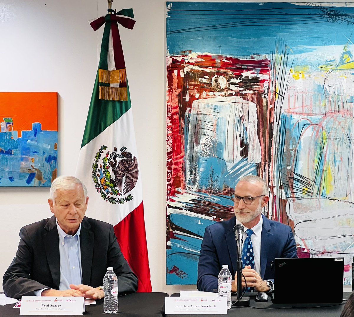 ConsulMexMia's tweet photo. Reunidos con profesionistas y empresarios de “International Executives Resource Group” #IERG, hoy @JchaitA @ConsulMexMia presentamos  las ventajas competitivas que ofrece #México🇲🇽 como destino de #inversión y resiliencia económica en la América del Norte. https://t.co/rTjn3L7wy1