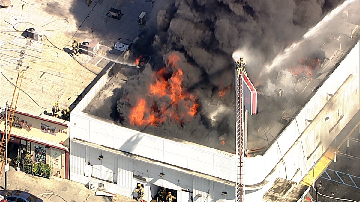marcel_cameraop's tweet photo. @losangelesfiredepartment #sotoic Boyle Heights 75x100 ft commercial (vacant bank) now Major Emergency #lafd #structurefire #ladderpies #defensiveops #breakingnews #air7hd #air7 https://t.co/Bq0TcuU566