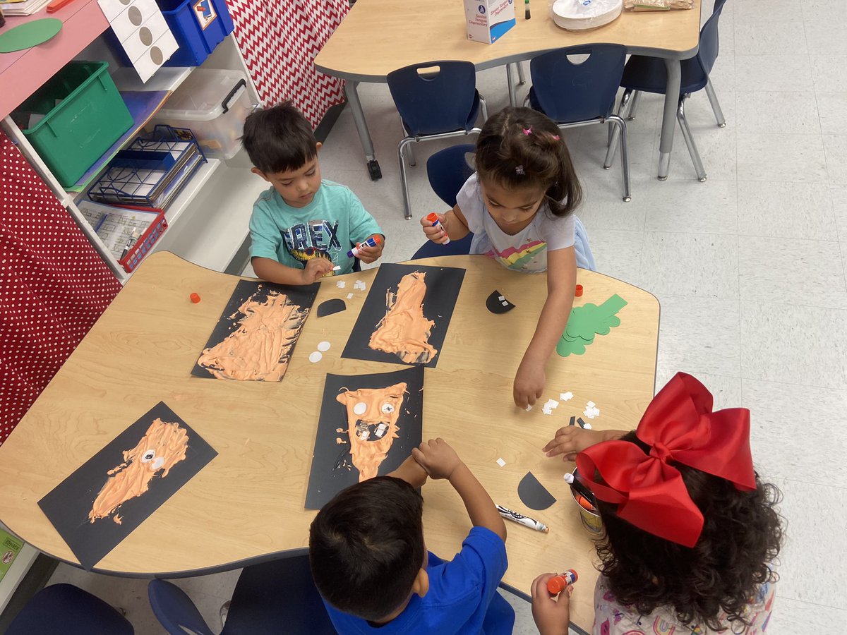 VGuajardo_ESA's tweet photo. Today we made Creepy Carrots using orange puffy paint. We mixed 1 part shaving cream to 1 part glue. Added red and yellow goosing coloring to make it orange. #CreepyCarrots #PuffyPaint #TeamSISD #FallReads #FallinLoveWithReading @Escontrias_ES @areynoldsbooks https://t.co/VfPxyIwg3j