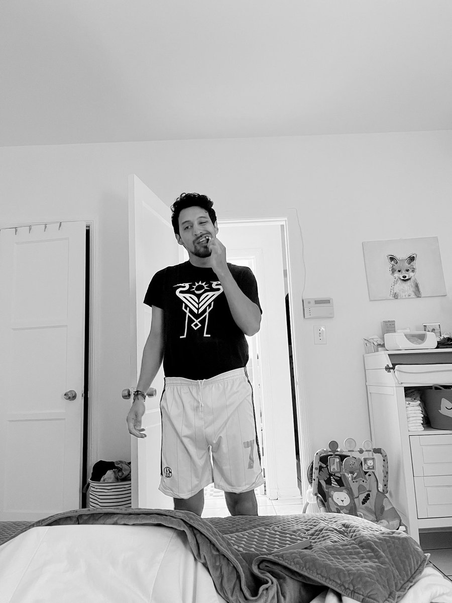 bizarreblurt's tweet photo. Talks for hours, walks in with flowers
Dirty Adidas 5'6 and black hair
Every little thing that I want 🎶- CF

@snapplebreaker https://t.co/jR7IwtY8Ja
