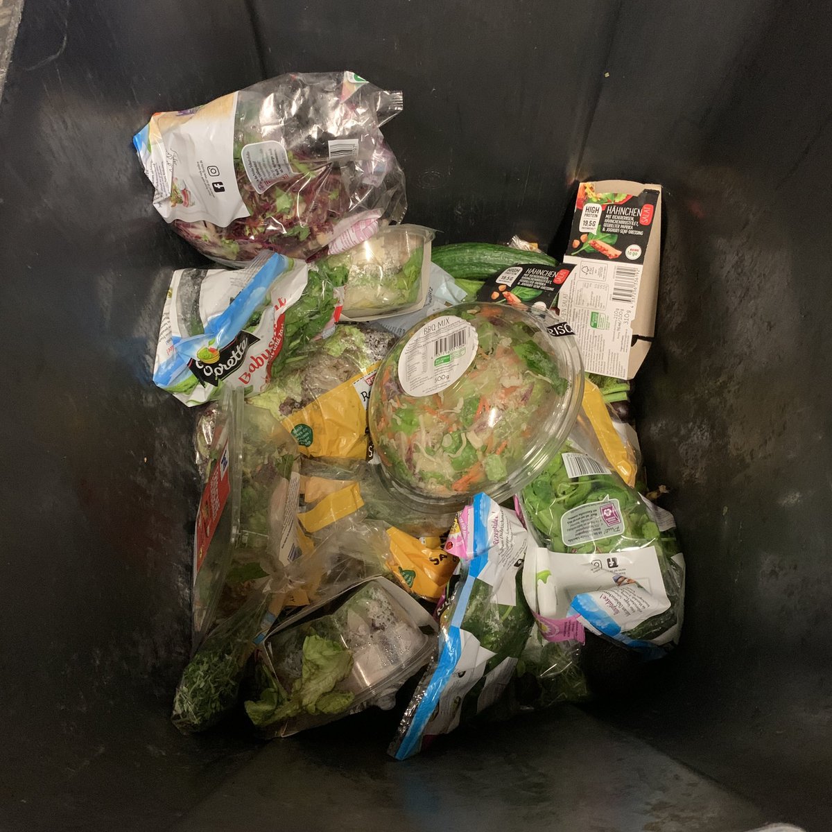 alexcio_'s tweet photo. Jetzt aber mal zu den einzelnen Tonnen, die gefüllt mit viel abgepacktem Salat, vorgeschnittenem Obst, Joghurt mehrere Kartons, etwas Gemüse. Irgendwie weird wie viel von 2go Salat oft im Müll liegt, bei dem Plastik und Gemüse gemischt entsorgt werden.
#containern #dumpstern https://t.co/I1EwuqiNDg