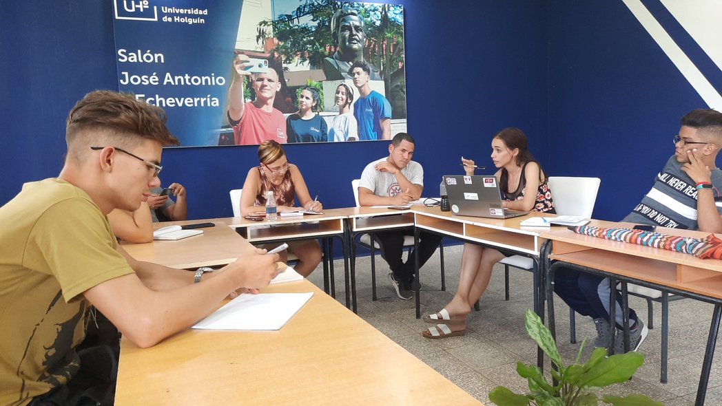 El Comité del Partido Comunista de Cuba  de la <a href="/univholguinera/">UniversidadHolguin</a> dirigido  por su Secretaria General  <a href="/AnabelNaranjoP4/">Anabel Naranjo Paz</a> chequea  los aseguramientos  para el Congreso de la #FEUdelaUHo. <a href="/DrRobertoMOjeda/">Dr. Roberto Morales Ojeda</a> <a href="/RPolancoF/">Rogelio Polanco Fuentes</a> <a href="/ErnestoSV8/">Ernesto Santiesteban Velázquez</a> <a href="/FeuCuba/">FEU de Cuba</a> <a href="/IsabelC1963/">Isabel Cristina Torres Torres</a> <a href="/DiazCanelB/">Miguel Díaz-Canel Bermúdez</a> <a href="/JLBrocheLorenzo/">Jorge Luis Broche Lorenzo</a>