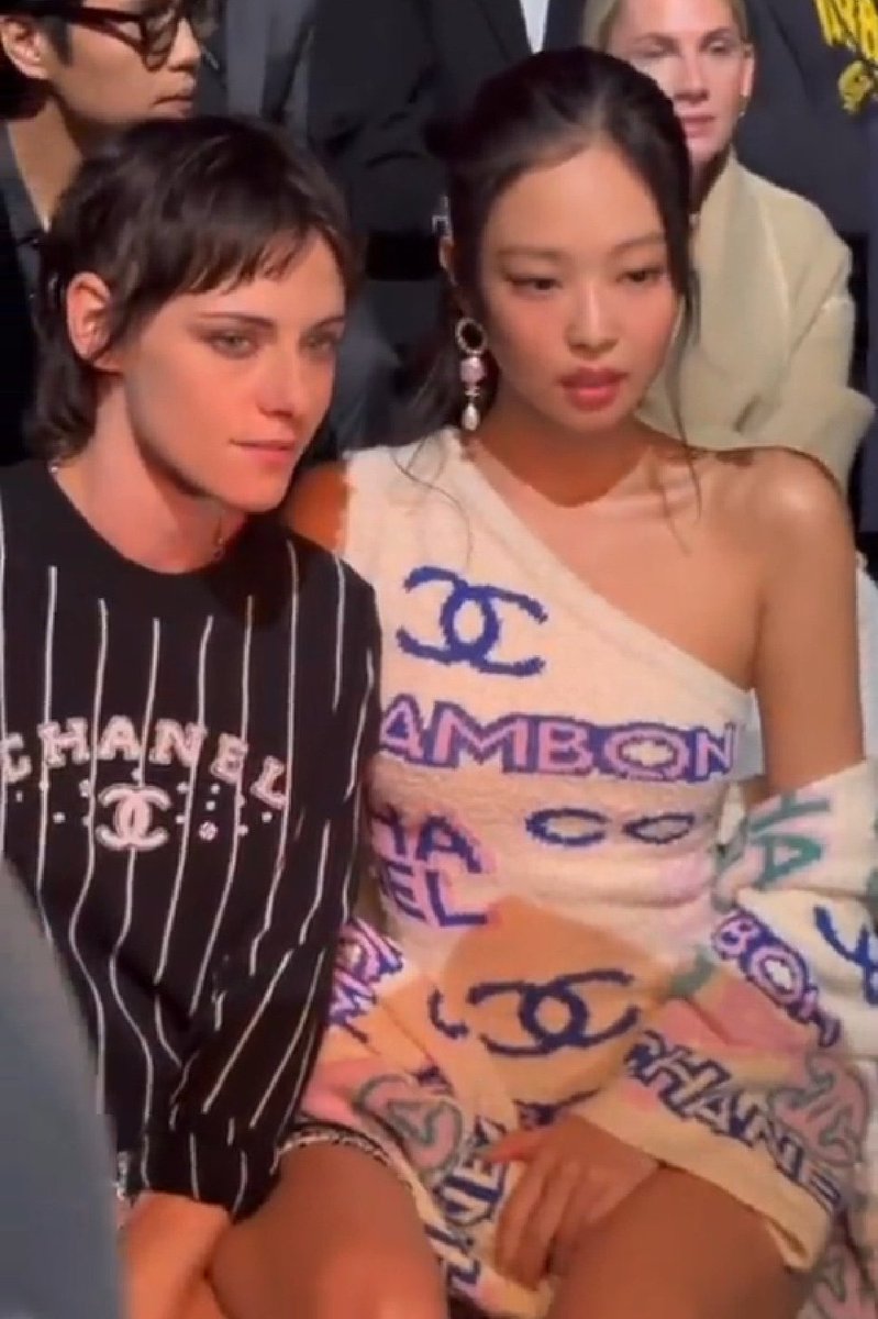 ExaFM's tweet photo. #ExaTrends #Jennie de #BLACKPINK se convirtió en tendencia después de que asistiera al desfile de una marca de lujo 🤩 En el que se sentó junto a #KristenStewart 🙌

📸: Instagram https://t.co/pf6Elie5X0
