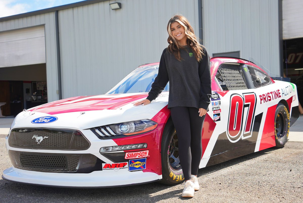 HailieDeegan's tweet photo. Beyond excited to finally share with everyone that I’m going to be making my @NASCAR_Xfinity debut in this @PristineAuction @Ford Mustang at @LVMotorSpeedway !! So thankful for everyone who made this dream a reality 🙌 https://t.co/2BxGgYfDIk