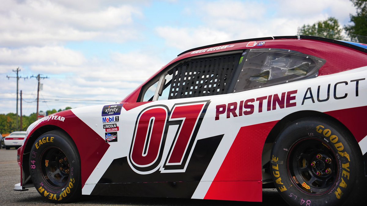 HailieDeegan's tweet photo. Beyond excited to finally share with everyone that I’m going to be making my @NASCAR_Xfinity debut in this @PristineAuction @Ford Mustang at @LVMotorSpeedway !! So thankful for everyone who made this dream a reality 🙌 https://t.co/2BxGgYfDIk