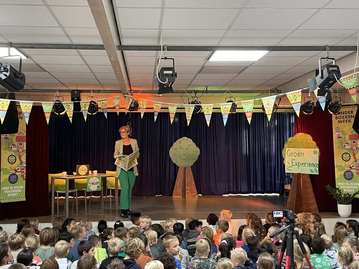Wat een geweldige opening van de Kinderboekenweek Gi-Ga-Groen!!! Nathan las een verhaal voor uit: Een krokodil in het bad! Hb 5/6 maakte bij iedereen de heupen los met het lied van Kinderen voor Kinderen en Hb 7 trakteerden de hele school op de Bosfluencer, een mini-musical!