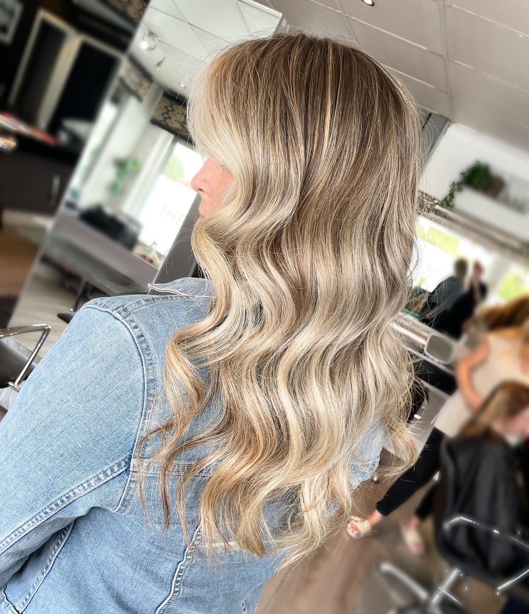 Chlo0608Hamill's tweet photo. Blonde balayage with face frame
.
Lifted @schwarzkopf
Toned @redkenuk
Products @ColorWowHair
Styled @HotToolsPro
Based @TheSalonMaghull
#hair #balayage #blonde #blondebalayage #foilayage #faceframe #waves #maghull #maghullsalon #maghullhairdresser #liverpool #liverpoolsalon https://t.co/Pqsg6OKW1t