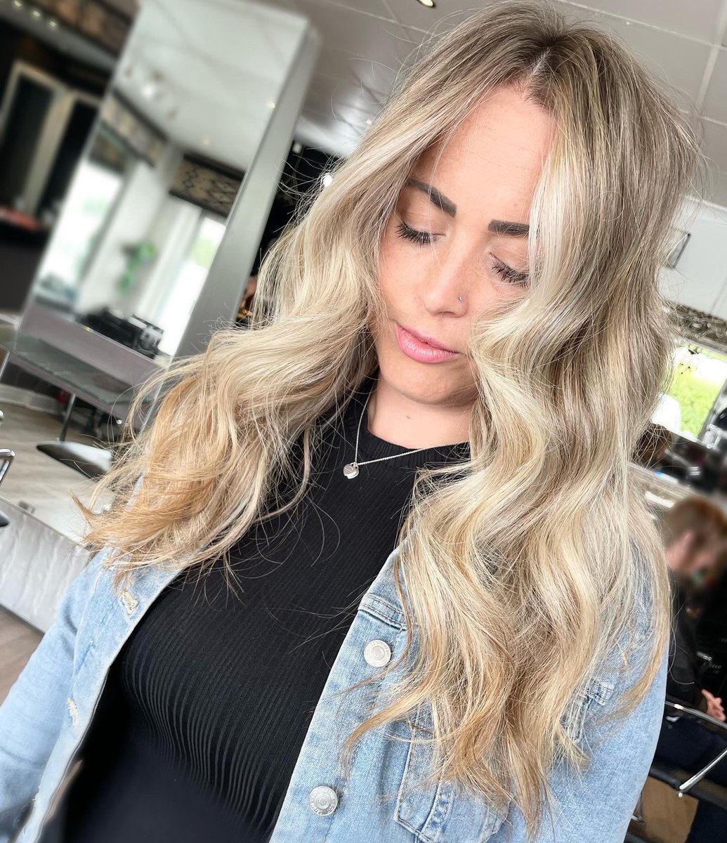 Chlo0608Hamill's tweet photo. Blonde balayage with face frame
.
Lifted @schwarzkopf
Toned @redkenuk
Products @ColorWowHair
Styled @HotToolsPro
Based @TheSalonMaghull
#hair #balayage #blonde #blondebalayage #foilayage #faceframe #waves #maghull #maghullsalon #maghullhairdresser #liverpool #liverpoolsalon https://t.co/Pqsg6OKW1t