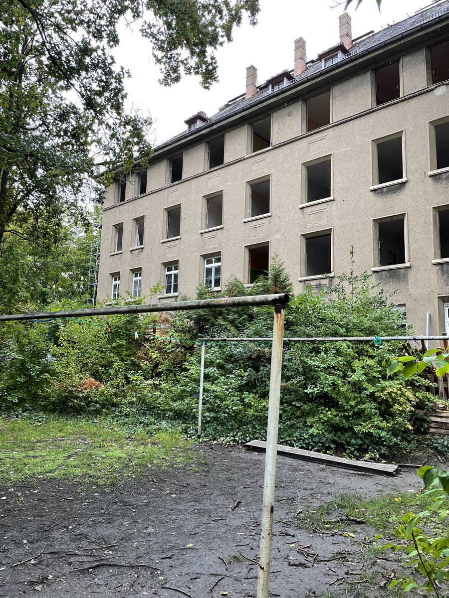 Stell dir vor: deine Wohnung wird in eine Eigentumswohnung umgewandelt, der Winter steht vor der Tür, die Energiepreise explodieren und dein Vermieter lässt alle Fenster im Haus <a href="/KE5563/">Kantstraße5563</a> ausbauen #Leipzig #Leerstand #Energiekrise