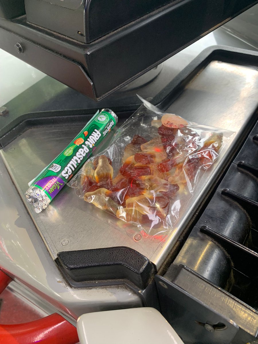 andybharris's tweet photo. Great day at work today and some sweets from my favourite passengers https://t.co/xH8RbHK9Eg