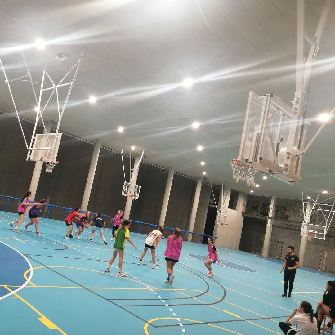 CNaBaloncesto's tweet photo. Segunda participación del CNaB en entrenamientos de equipos. Hemos compartido pista con el equipo de 1° División Femenina de San Ignacio
¡!GRACIAS¡! @Baloncesto_CSI ⛹️‍♀️♀️
#Arbitros #Baloncesto #EntrenamientoCNaB
#RefereeLife #CNaB #SanIgnacio 🔝🏀🖤 https://t.co/IdlIS3qRic