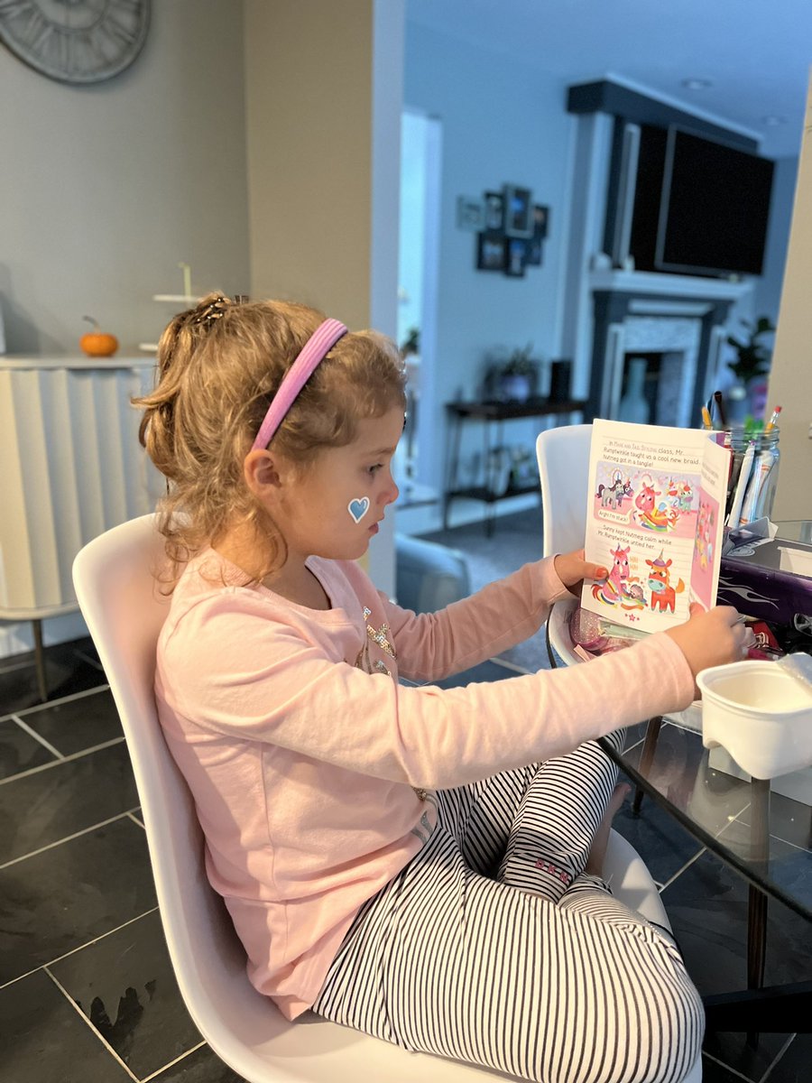 mschristyneu's tweet photo. My lil chapter reader, finding joy through reading by choice. 💙 @Pinebrookgcsd #firstgradereaders #unicorndiaries #reading #habits https://t.co/4NerkBtLvu