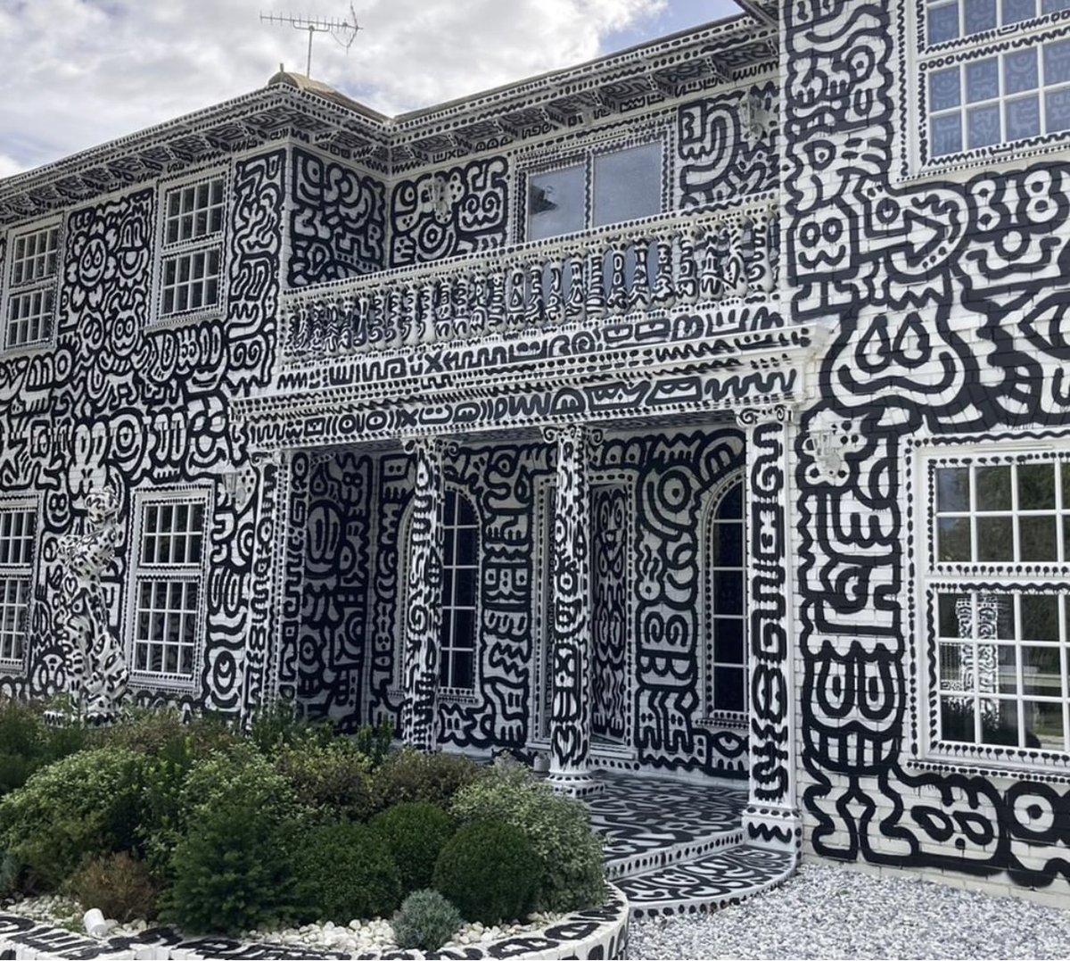 BernieAndMike's tweet image. An artist known as "Mr Doodle" covered EVERY inch of his home with doodle art. 
Source: BBC News
#sanfranciscoluxuryrealestate #sanfranciscorealestate #sfrealtor #vanguardproperties #bernieandmikehomes #designerfinishes #listingagents #luxuryrealestate #buyeragents #sf #homes