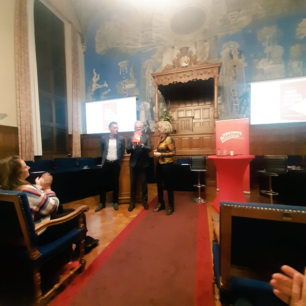 Vanavond nam de Groningse burgemeester Koen Schuiling het eerste exemplaar in ontvangst van 'Goede leiders in onzekere tijden', het nieuwe boek van <a href="/JankaStoker/">Janka Stoker</a> en <a href="/garretsen_h/">Harry Garretsen</a> bij <a href="/SGGroningen/">Studium Generale</a>. Boekverkoop door <a href="/VDVeldeBoeken/">Van Der Velde Boeken</a> vanderveldeboeken.nl/boek?authortit…