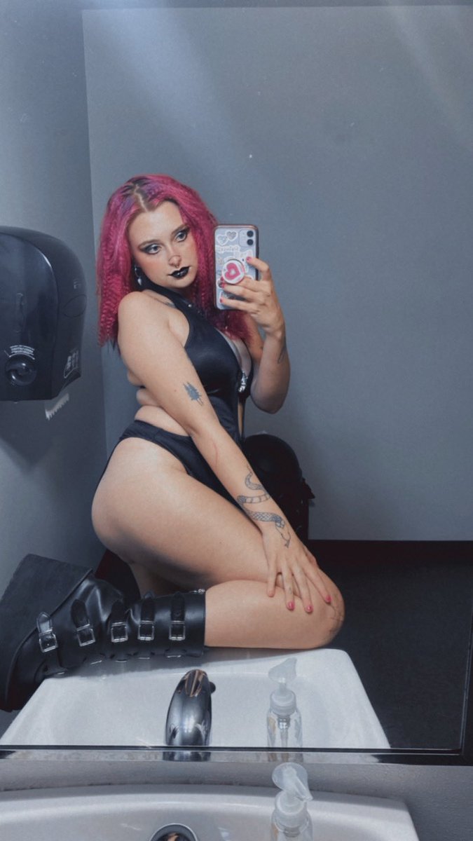 lilaclewdz's tweet photo. Vamp 🧛🏻‍♀️ https://t.co/yTiBB7znp0