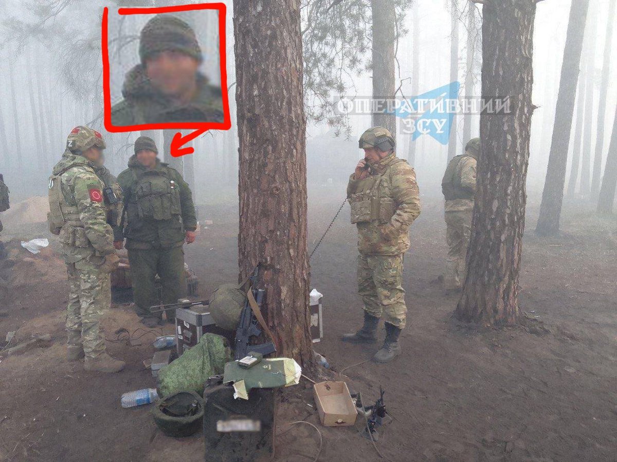 Another photo of ruzZian General Lapin on an important phone call with his imaginary superior receiving imaginary compliments. The soldier on the left like 'what the fck is he doing? Haha' #Donetsk #Крим #kherson #lviv #luhansk #crimea #Херсонщина