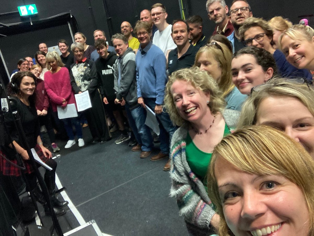 CorSeingar's tweet photo. Cyffrous IAWN cael bod yn rhan o’r ddrama hwn - Tylwyth - nos Fercher, Iau a Gwener yn Theatr y Ffwrnes, Llanelli. Dewch draw - bydd y côr yn canu ac yn edrych yn fwy teidi addo 😃 https://t.co/V6iJd6JBDn