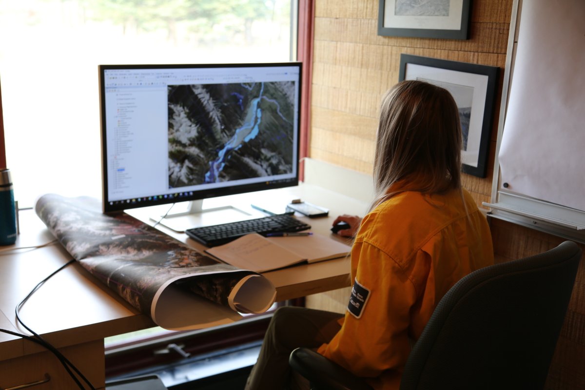 ParksCanada's tweet photo. JOB ALERT⚠ #ParksCanada is looking for a Wildland Fire Geomatics Coordinator to coordinate the implementation of national wildfire 🔥 geomatics systems, standards and tools.

If you’ve got a burning desire to join the team, apply by Oct. 23, 2022: https://t.co/GNde7krN4V https://t.co/2A9asXeGvu