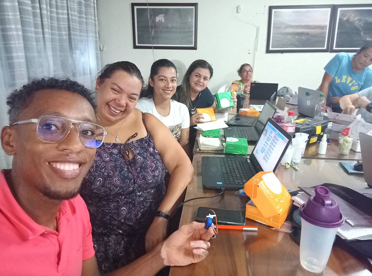 DIDIER_MANYOMA_'s tweet photo. @RedTiCali @Educacion_Cali #EncuentrosLideresTicCali
@Beatrizizmun @yeisina007 
Programando para un nuevo futuro!!!! https://t.co/rbZJ49epYn