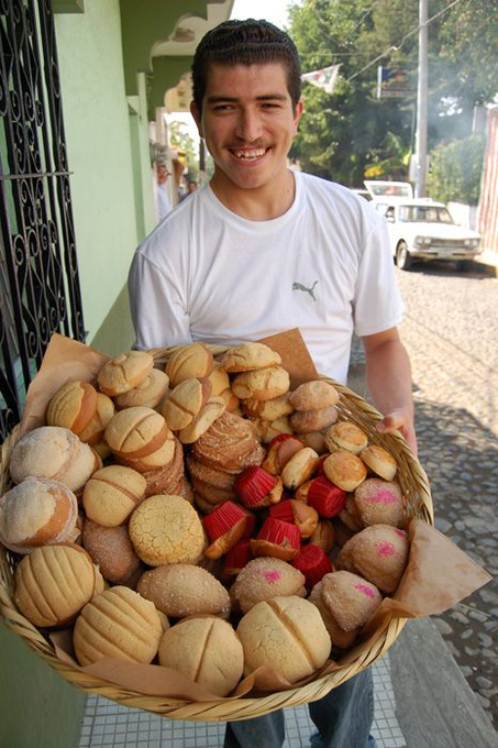 elgeyo's tweet photo. @PrueLeith @BritishBakeOff @Channel4 This is the daily bake from an artisanal local bakery from my family's small hometown, Comala, Colima Mexico

They do everything by hand, no electrical machines at all

Mexican sweet bread is the best and should be known more around the world https://t.co/iDpJWTjdz6