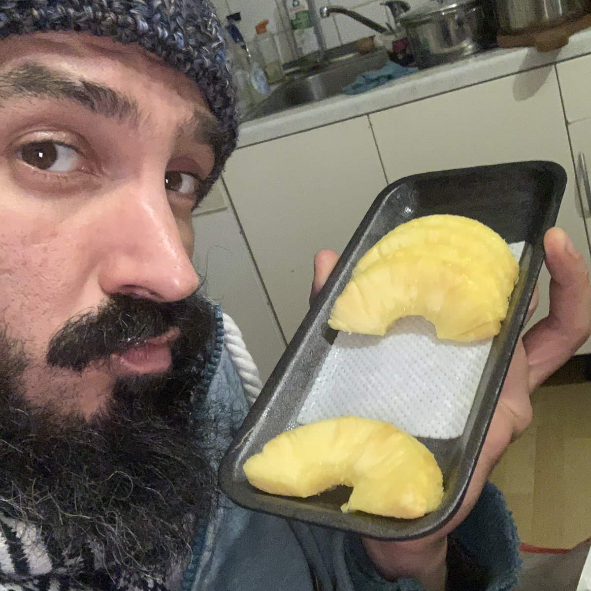 alexcio_'s tweet photo. Do ne Line Ananas kost 2,46 €.
Will gar nicht wissen was das an Strom verbraucht bis man es dann endlich aus dem Kühlregal schmeisst. ^^
#containern
#dumpstern https://t.co/kQGZpobmUx