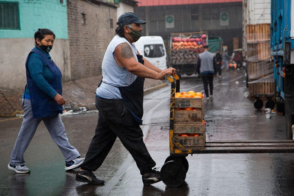 Tierra_Viva_'s tweet photo. El relator sobre Derecho a la Alimentación de la ONU presentó un duro informe sobre la crisis alimentaria, con críticas a la concentración agroindustrial y rol de los gobiernos ¿Qué recomendó? Agroecológica, comercio justo y acceso a la tierra🧑🏽‍🌾👩🏽‍🌾📢
➡️https://t.co/5D0C0vCYKh https://t.co/YgiA0A3S95