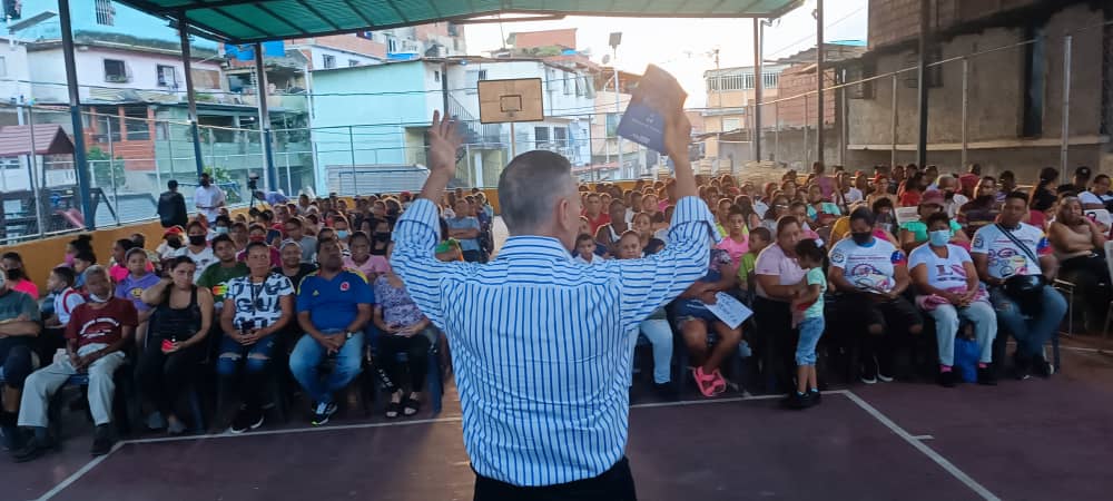 Tremenda convocatoria con las #UBCH, jefes de calle y comunidad, en Barrio Bolívar #Petare, sector La Cresta. Tenemos una estructura política consolidada que asume con lealtad y compromiso nuevas responsabilidades para avanzar por el bien común #RostrosDeMiPueblo #4Octubre