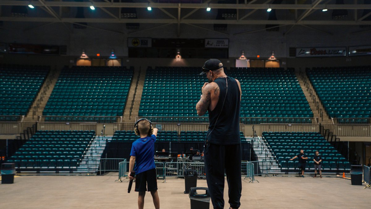 brantleygilbert's tweet photo. It’s bring your Little Man to work day https://t.co/IcW1u513pe