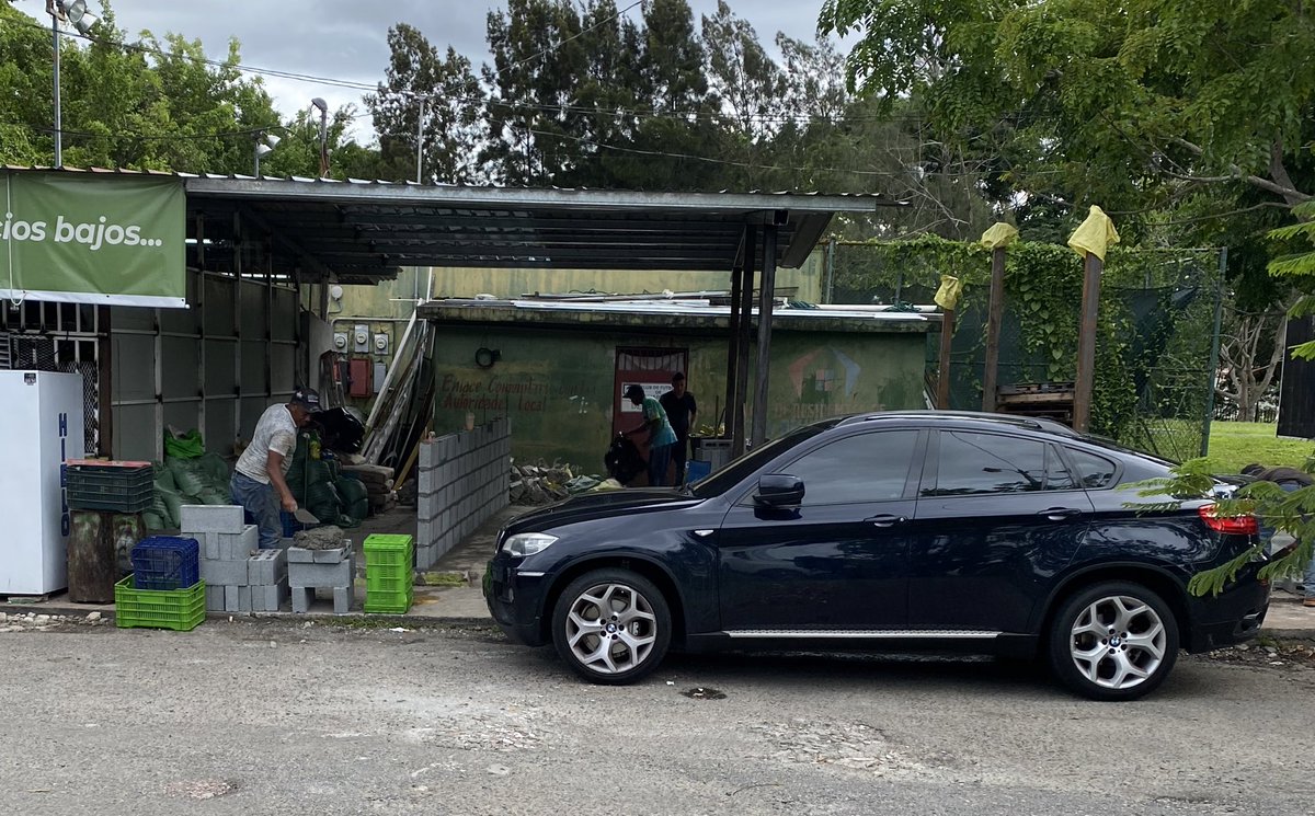 La invasión/secuestro de nuestras instalaciones en el Parque de Brisas del Golf. BASTA YA! Continúa la construcción del Local, quitándole el acceso por aceras, hay que meterse entre locales para accesar al parque.  <a href="/BrisasdelGolf/">𝗕𝗿𝗶𝘀𝗮𝘀 𝗱𝗲𝗹 𝗚𝗼𝗹𝗳</a> <a href="/vecinosdebrisas/">Vecinos BrisasdelGolfPty</a> <a href="/TReporta/">Telemetro Reporta</a> <a href="/JCRufinalfaro/">Somos Rufina Alfaro</a>