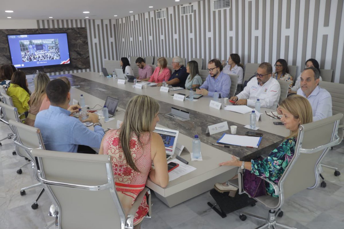 Gobatlantico's tweet photo. ¡Seguimos fortaleciendo el programa #AtlánticoParaLosJóvenes! Nuestra gobernadora @elsanoguerabaq, junto al sec. Privado, @GuilloPoloC, y la gerente del programa, @mjvengoechea, presentaron a la junta directiva los avances que hemos logrado en beneficio de los jóvenes inscritos. https://t.co/btzmylWO1A