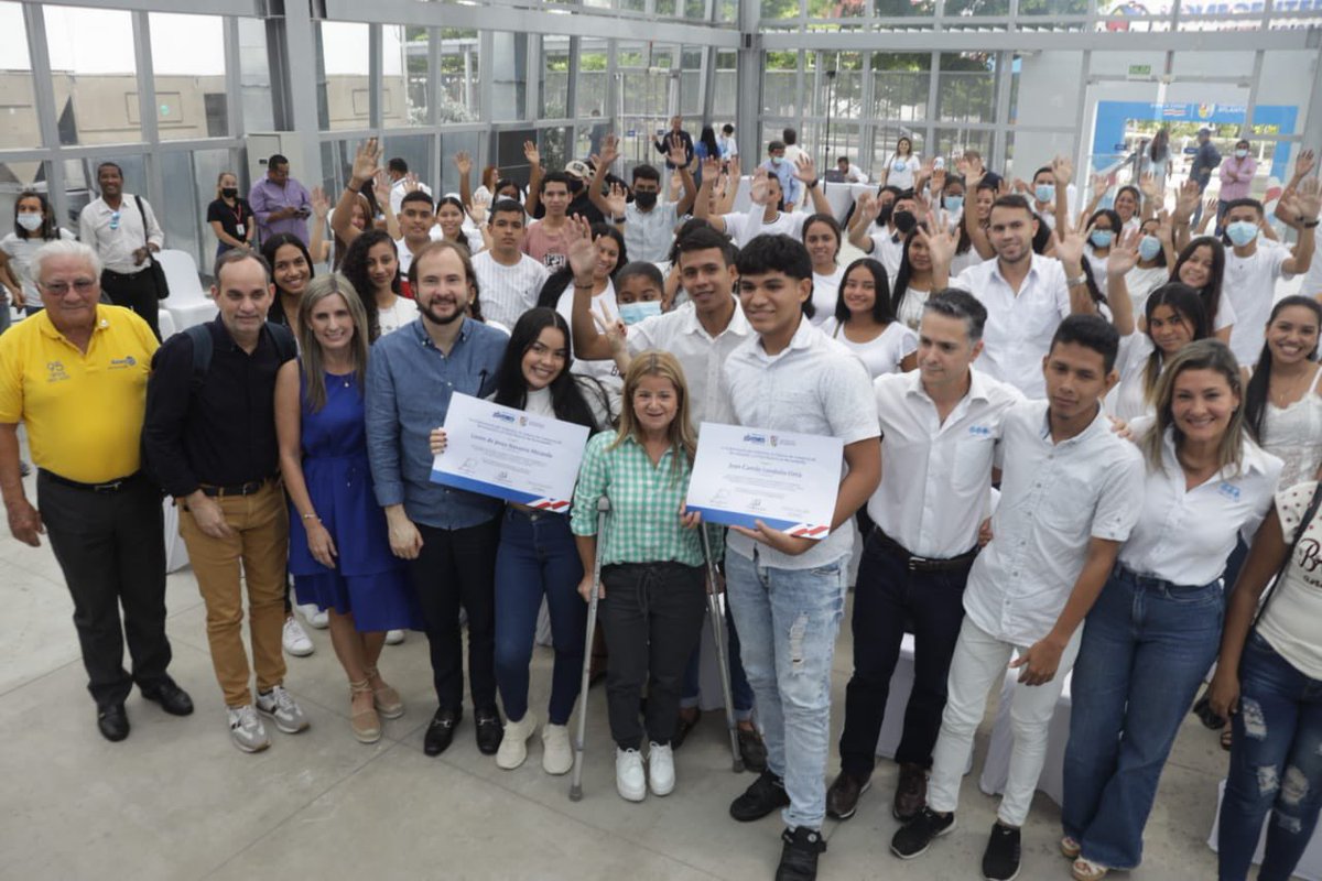 Gobatlantico's tweet photo. 📚Educación: descuentos en matrículas y becas desde el fondo privado para el acceso a la educación superior.

👩‍🍳 Emprendimiento: formación a 500 jóvenes emprendedores en siete municipios del departamento.

#AtlánticoParaLosJóvenes https://t.co/nQ0WX9v79I