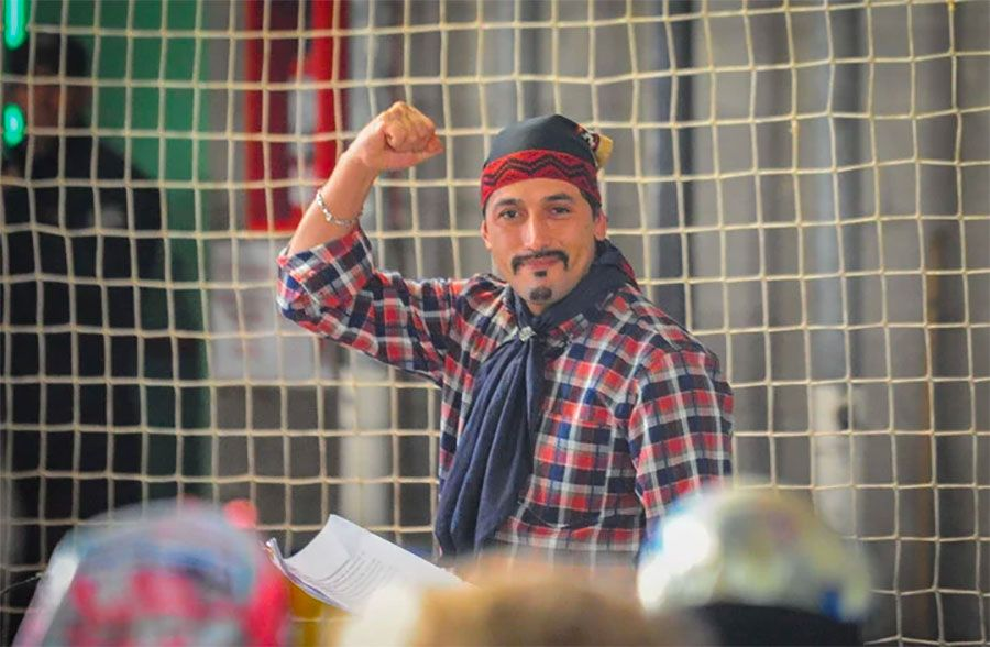 nachomdeo's tweet photo. Vinchas de nylon, floggers transformados en líderes separatistas y machis con epifanías inmobiliarias. Vamos a desnudar el negocio de sentirse mapuche con cifras y datos concretos. Son muchos millones y el negocio se repite en toda la Patagonia, en ambos lados de la cordillera https://t.co/sWVEzSQ1u0