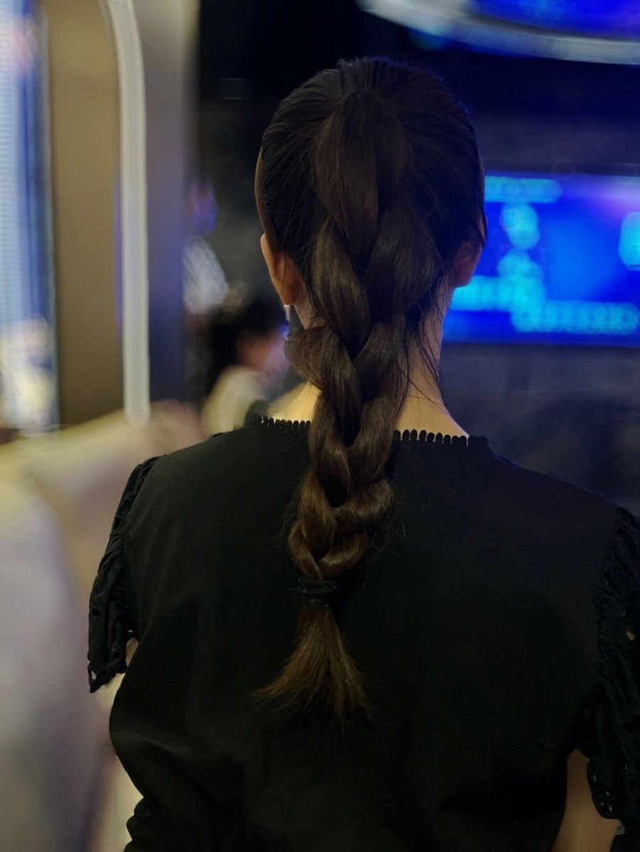 AliceTemplepop's tweet photo. Braiding your friend's hair, isn't it beautiful? https://t.co/mU0HpzAhls