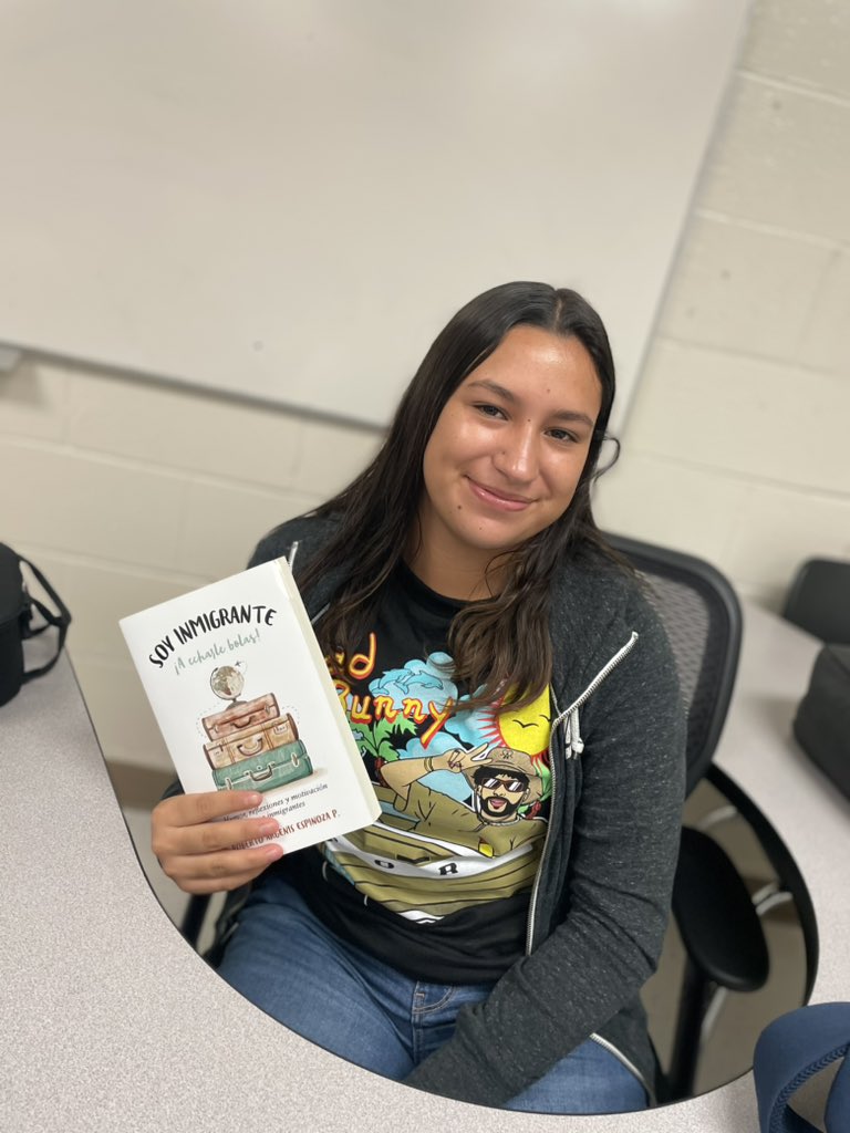 emilyfranESL's tweet photo. Newcomers READING! 📖

Thank you to wonderful donors who donated amazing books through @DonorsChoose — Students are not only reading…but they’re also reading en ESPAÑOL 🙌🏽🔥📚

I cannot wait to hear all about their reading!! #CompellingText #HispanicHeritageMonth https://t.co/JsgFg2A6IO