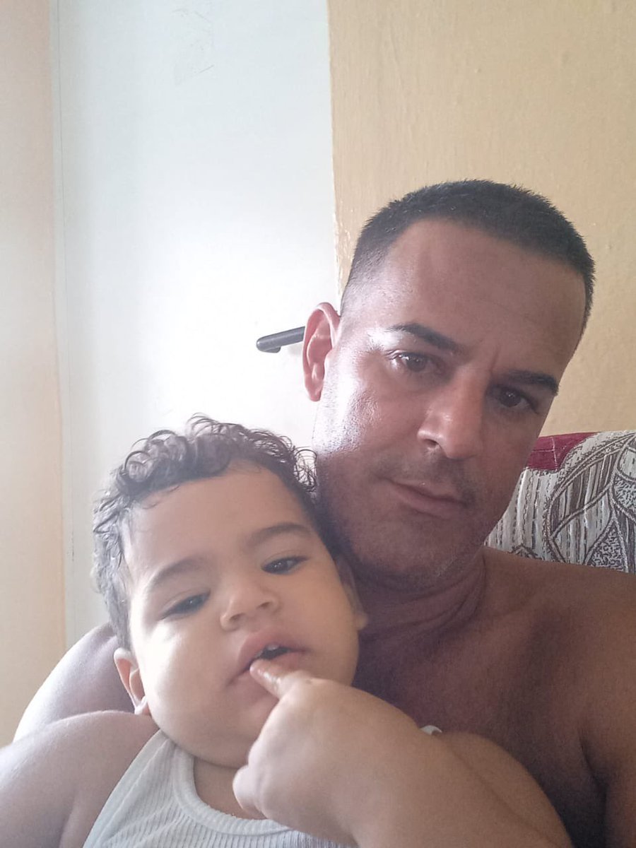 🚨Mi hermano el preso político <a href="/RobertoPerez11J/">Roberto Pérez Fonseca</a> sigue en la celda de castigo, con las esposas chaquiras puestas y ahora también le quitaron las llamadas telefónicas, aunque son solo 3 minutos por semana, es su único momento de saber de mi madre y su niño de 2 añitos