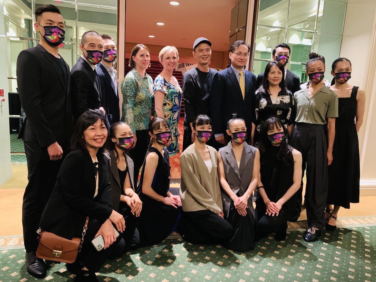 TECO_HTX's tweet photo. 雲門舞集 北美巡演首站來到 #休士頓,觀眾滿席、全場叫好、圓滿落幕。#HoustonNumberOne 🎉
駐休士頓辦事處羅復文處長表示,雲門舞集巡演以德州休士頓做為首站感到十分榮幸。並表示:「這次的舞碼深具台灣特色,並衷心希望雲門舞集能夠再次造訪休士頓,透過文化外交開啟更多的對話空間。」 https://t.co/4CJf0tWv3Q