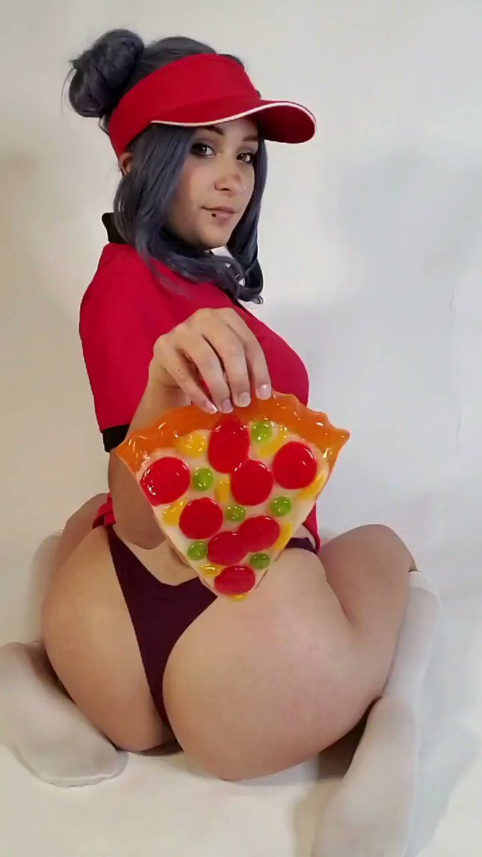 — ¿Pizza?

Ella le ofrecía una pizza pero parecía que tenían su atención en otro lado