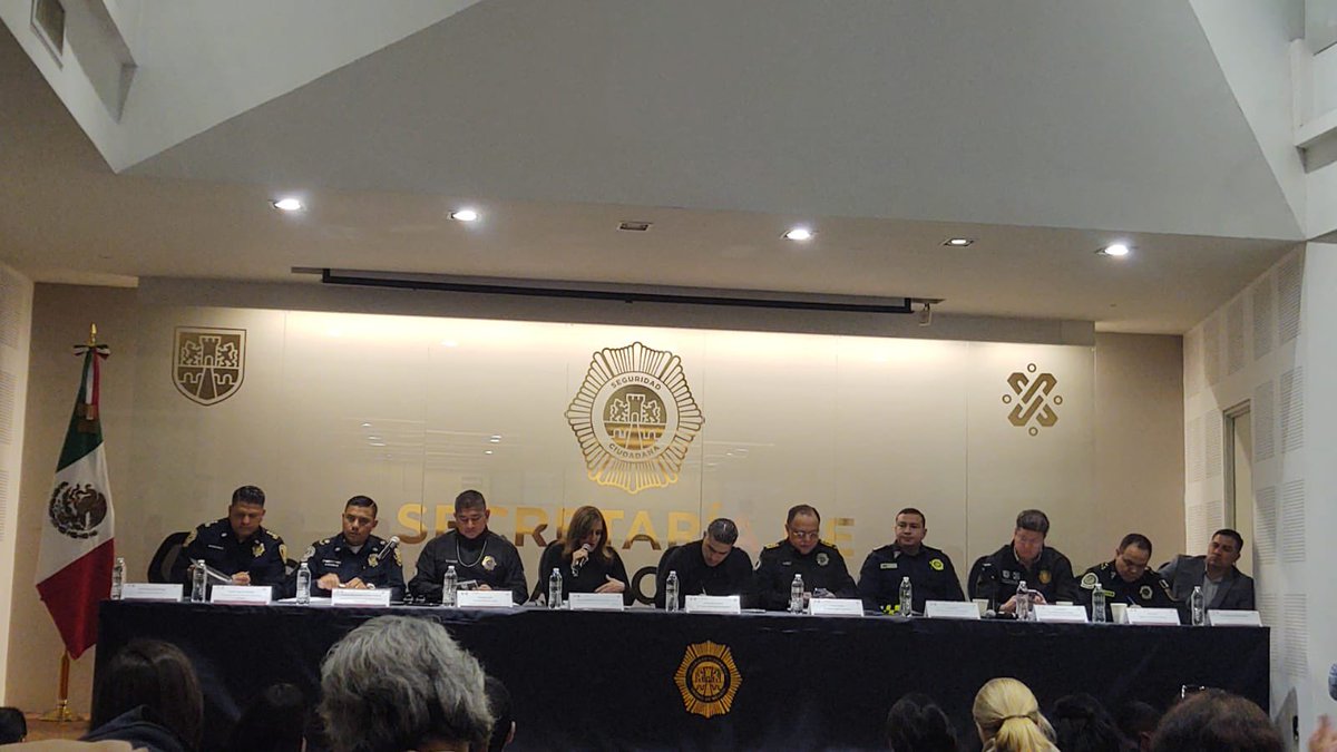 trinibelauzaran's tweet photo. Integrantes del @ObsSegCiudadana de la Alcaldia MMH nos reunimos con el Secretario @OHarfuch de la @SSC_CDMX para darle seguimiento a los temas de seguridad de más de 30 colonias de la Alcaldia.Muy agradecidos  con él y con los Altos mandos presentes. https://t.co/zGU1Ef6AAc