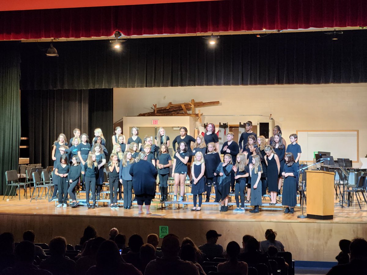KatyeJClemmons's tweet photo. 6th grade chorus and band teach us how to get it done tonight!
@sdmschorus @SbandSdm @SDMS_Info @SDMKeePrincipal @sdmsptso 
#BeAKee https://t.co/Q8PIFZE8wQ
