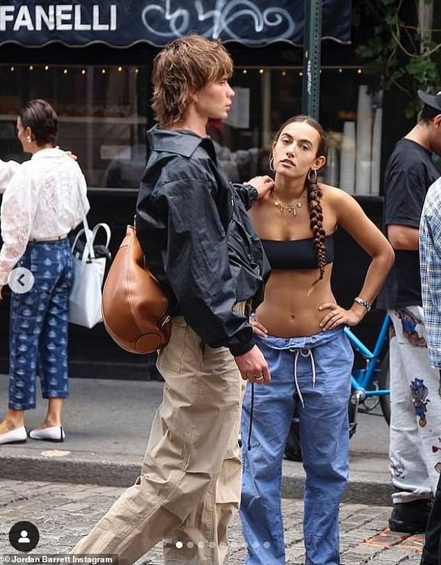 TheNorskaPaul's tweet photo. #Australian model #JordanBarrett caught editing his own photos before posting on #Instagram 😂

The #GCImages paparazzi shot, publicly accessible via Getty website, shows the original shot &amp; Barrett has edited his double chin &amp; his friends stomach. Look closely 👍 https://t.co/AgjvAQuCHY