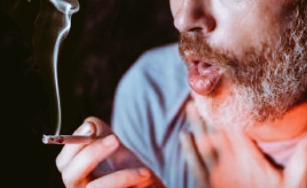 drazaidaroam's tweet photo. Tos del fumador: El humo del tabaco contiene sustancias químicas tóxicas, partículas que irritan las vías aéreas, debilitan la acción purificadora de los cilios y la mucosidad permanece en las vías respiratorias; por lo cuál la mayoría de los fumadores experimentan tos crónica. https://t.co/YaozEgSDr3