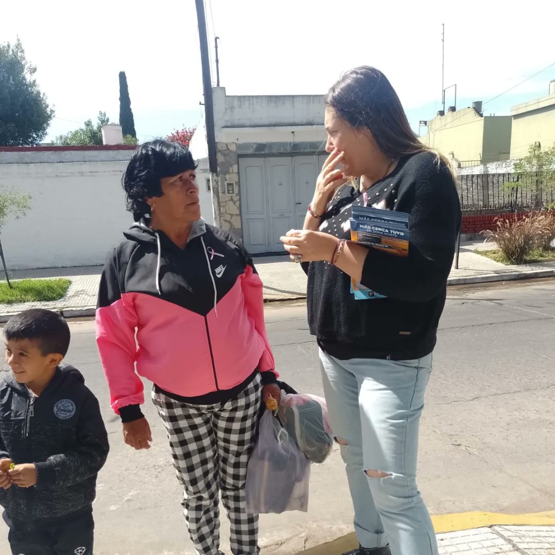 toniolo_marcela's tweet photo. #OctubreRosa
#CintaRosa
#Prevención
#CancerDeMamas
Charlamos con vecinas de #LomaHermosa acerca de la importancia de los chequeos ginecológocos.
El #Cap12 tiene un mamógrafo. Con turno previo se realiza el estudio.
#CuidáTuSalud
💓💓💓💓💓 https://t.co/UP7xGexxTD