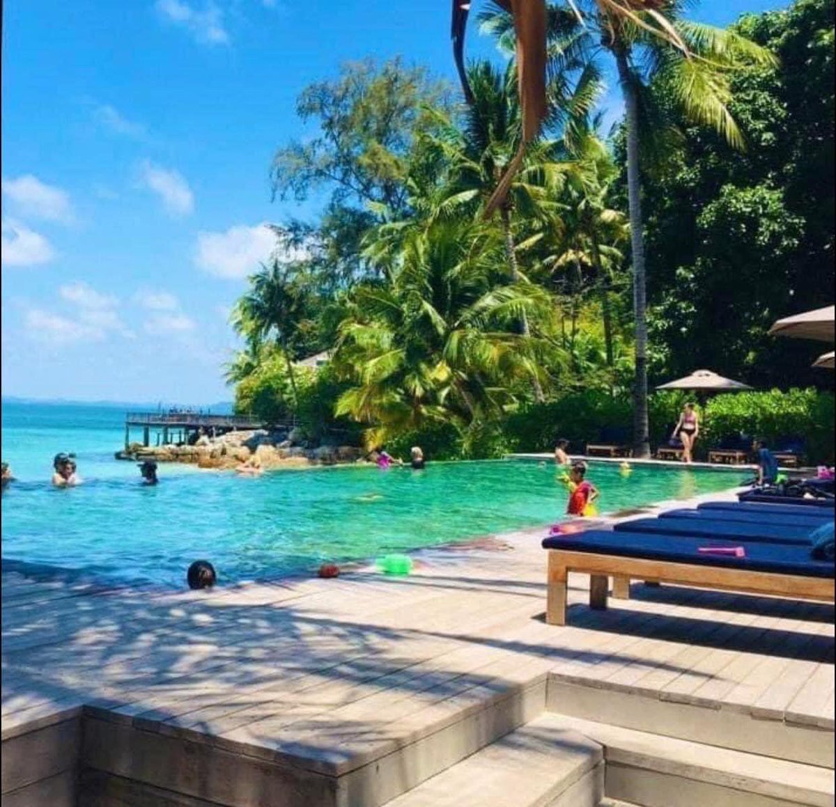 staycationig's tweet photo. 📍Batu-Batu Resort, Pulau Tengah Mersing https://t.co/9tkn3VhRof
